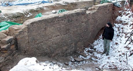 Archeologové odkryli historický most v centru elákovic. Kamenný oblouk ze 17.