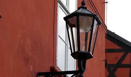 Budovu palíku v centru Chebu zdobí nové historicky vyhlíející lampy.