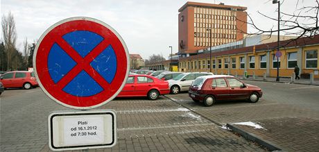 Zaátek stavby nového dopravního terminálu pinese zmny parkování u chebského