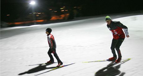 Bkai na osvtleném beckém okruhu v Perninku.