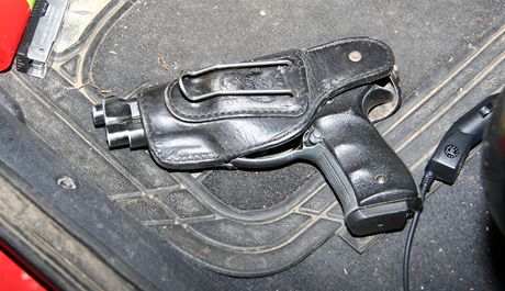 Pistole, kterou policie nala v aut zatenho vrobce a dealera pervitinu.