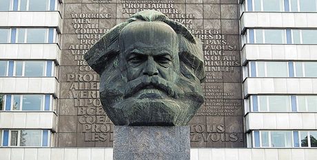 Socha Karla Marxe v nmeckém Chemnitzu, díve Karl-Marx-Stadtu, stále stojí....