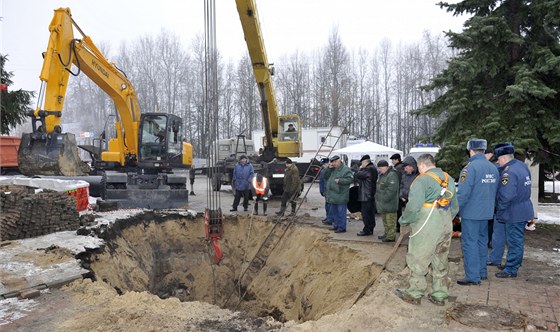 Záchranái ve mst Brjansk hledají batole, které se propadlo do kanalizace.