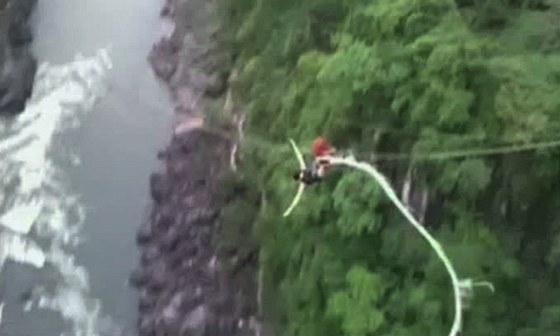 S mladou Australankou se pi bungee jumpingu nad Zambezi utrhlo lano (8. ledna
