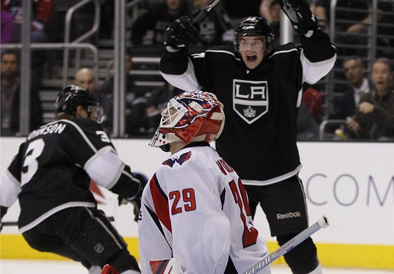 Andrei Loktionov z Los Angeles se raduje. Zklamaný je branká Washingtonu Tomá