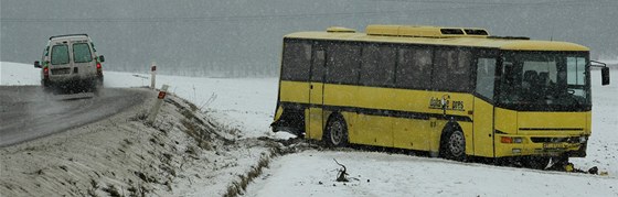 Autobus s 38 pasaéry míící z Plzn do Chrástu skonil v poli. idi zejm