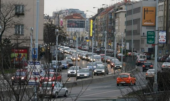 Ulice 5. kvtna je dlouhodob petíená automobilovou dopravou.