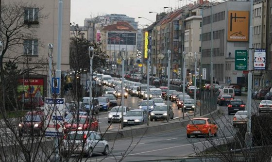 Jedno z míst, kde na kolonu narazíte tém vdy - ulice 5. kvtna ped Nuselským mostem. Ilustraní foto