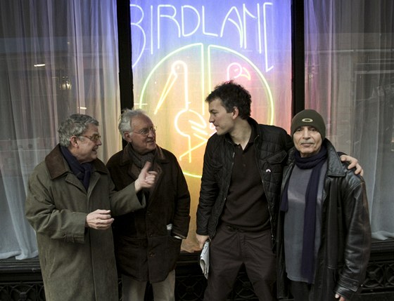 Zleva: Charlie Haden,  Lee Konitz, Brad Mehldau, Paul Motian ped klubem