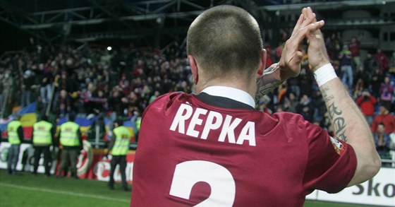 Tomá epka, kapitán Sparty, se po zápase s Mladou Boleslaví zdraví s fanouky. Jeho tým urval vítzství v poslední minut.