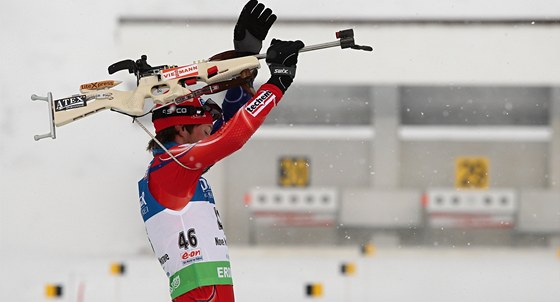 A VTEINY NASKAKUJÍ... eský biatlonista Jaroslav Soukup se vydává na tra po