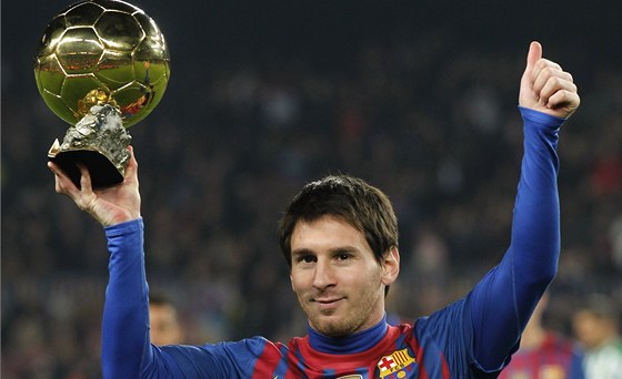 JSEM JEDNIKA. Lionel Messi ukazuje ped utkáním Barcelony s Betisem