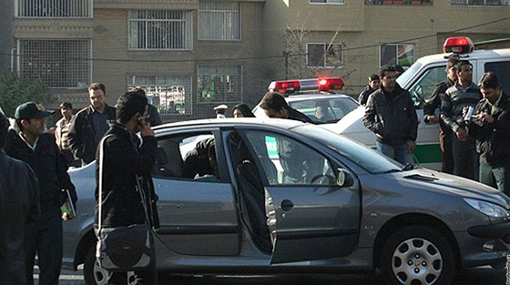 Írántí policisté stojí u vozu jednoho z jaderných vdc pi listopadovém atentátu