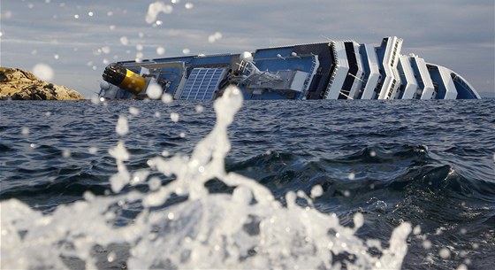 Vrak lodi Costa Concordia nedaleko toskánského ostrova Giglio (18. ledna 2012)