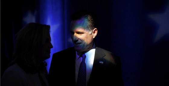 Mitt Romney hovoí se svou manelkou Ann bhem pestávky pi pedvolební