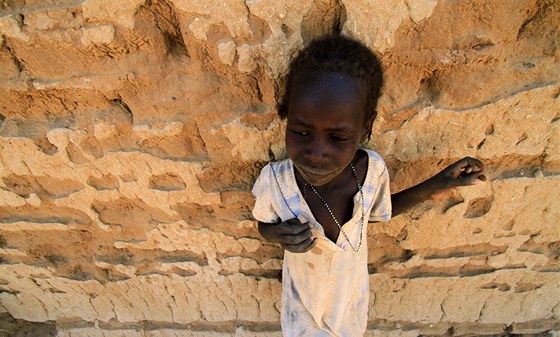 Dívka v uprchlickém tábe u msta El Faer v Súdánu (16. ledna 2012)