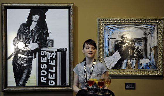 Zleva obraz od Celiny nazvaný Slash a malba Rona Wooda z Rolling Stones z