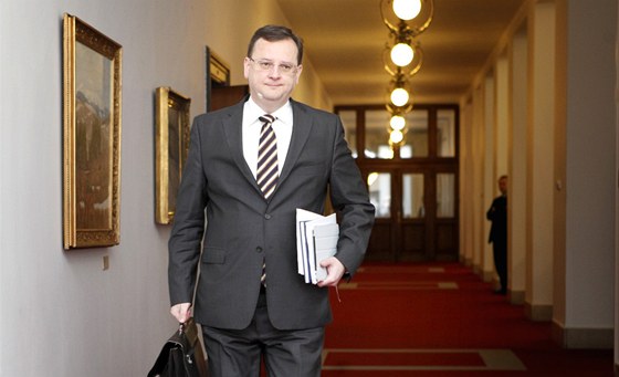 Premiér Petr Neas pichází na jednání vlády. (11. ledna 2012) 