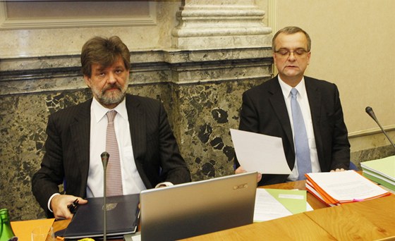 Ministi Jan Kubice (vlevo) a Miroslav Kalousek na jednání vlády (11. ledna
