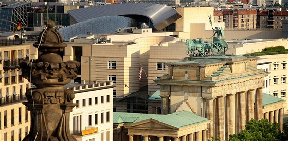 Pohled na Braniborskou bránu ze stechy berlínského Bundestagu (ilustraní