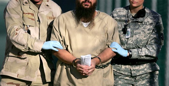 Amerití vojáci vedou v poutech vzn v Guantánamu. (6. prosince 2006)