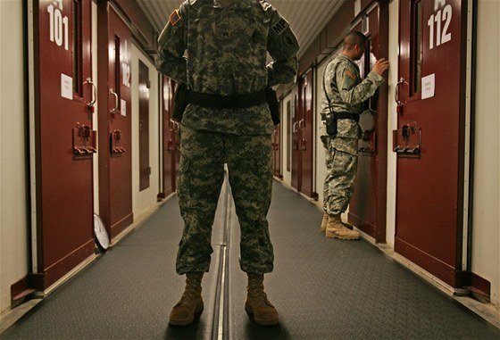 Amerití bachai kontrolují cely ve vznici Guantánamo. (9. íjna 2007)