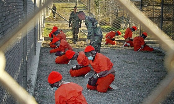 Trestanci ekají na dvoe vznice Guantánamo. (11. ledna 2002)