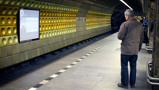 Velkoploná obrazovka ve stanici metra Mstek v Praze (ilustraní snímek)
