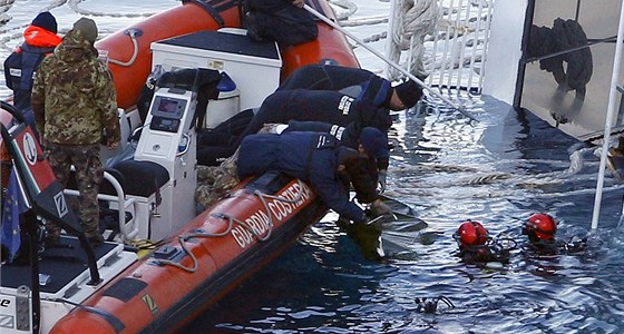 Italtí záchranái vytahují do lunu tlo jedné z obtí nehody lodi Costa