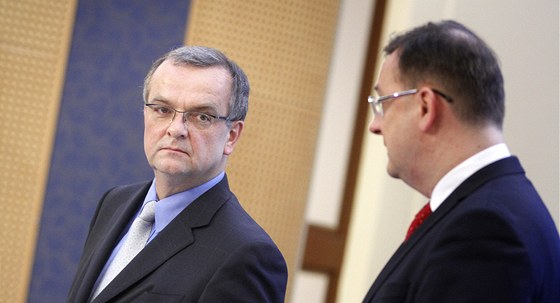 Ministr financí Miroslav Kalousek a premiér Petr Neas po jednání vlády, na kterém ministi prosadili referendum (18. ledna 2012).