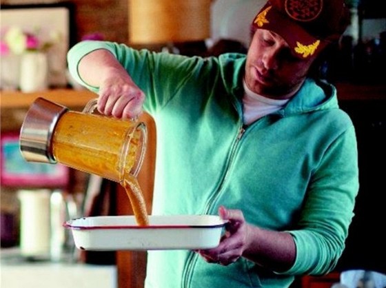 Jamie Oliver pi píprav kuete s omákou Piri Piri. Okoukejte od populárního kuchae jeho triky.