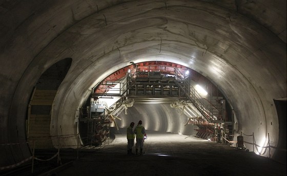 Tunel Blanka - v pozadí je vidt pojízdné bednní pro betoná sekundární...