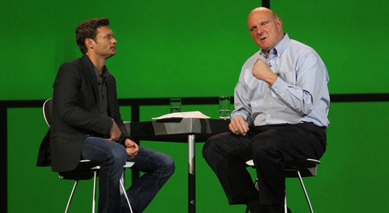 Windows 8 se prodávají dobe. Steve Ballmer (vpravo) se me radovat.