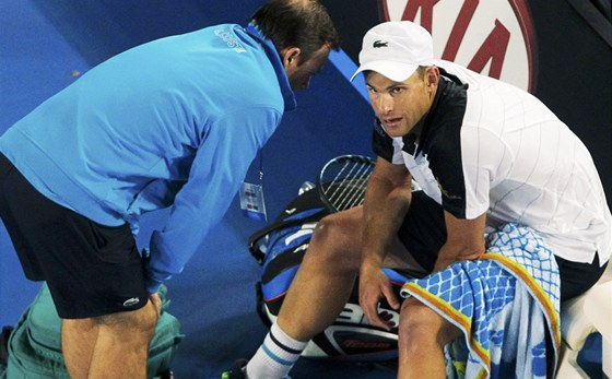 ZKLAMÁNÍ. Andy Roddick v rozhovoru s fyzioterapeutem. Z Australian Open