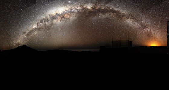 Mléná dráha na panoramatickém snímku, poízená z Evropské jiní observatoe v Chile. Pouitá zobrazovací metoda trochu zkresluje, "elipsa" pímo ve stedu obrázku (nad svtlým galaktickým jádrem) je Jupiter.