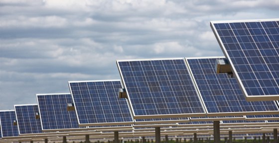 Nejvtí svtoví výrobci solárních panel padají jeden za druhým.