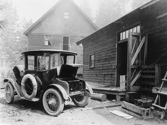 Detroit Electric bhem nabíjení. Fotografie je ze srpna roku 1919.