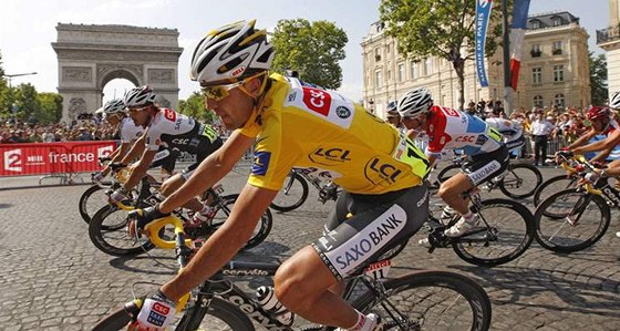 Carlos Sastre pi závrené etap Tour de France u Vítzného oblouku