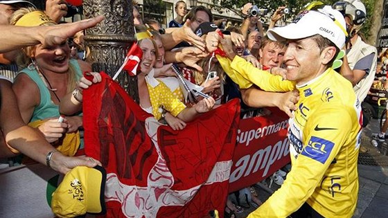 HVZDA. Carlos Sastre se zdraví s fanouky po vítzství na Tour de France. Te bude ambasadorem eského etapového závodu.