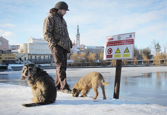 Kolem Jordánu v Táboe jsou cedule, které mimo jiné upozorují také na