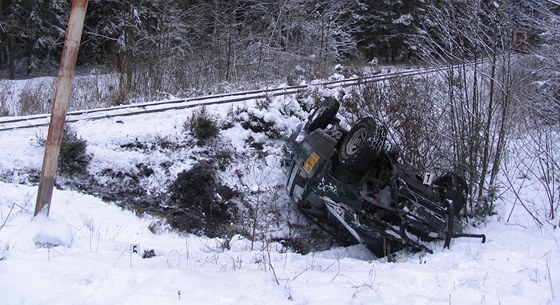 idi mitsubishi vjel s autem ped vlak na trati mezi obcemi Dolní Radou a