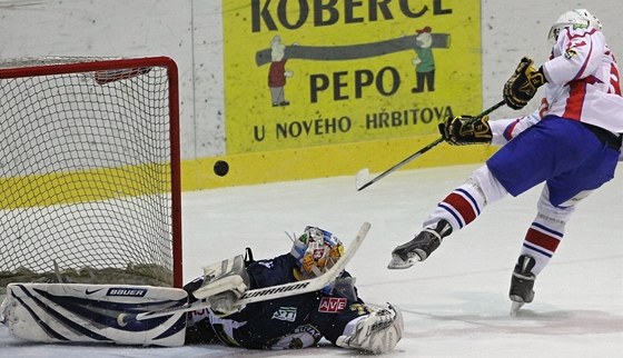 Tebíský hokejista Marek La zahazuje samostatný nájezd v zápase s Ústím nad