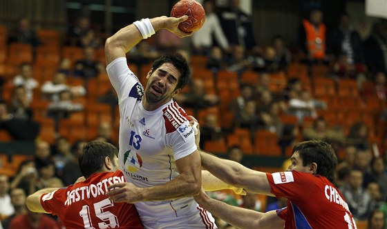 Francouzský házenká Nikola Karabatic proniká ruskou obranou.