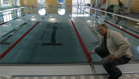 Architekt Milo Tempír u nového krytého bazénu v Zábehu.