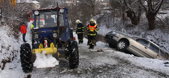 Vyproování octavie, kterou ped tím traktor nedopatením postril z okraje