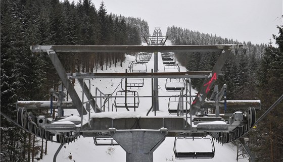 Nová více ne kilometr dlouhá tysedaková lanovka ve skiareálu na