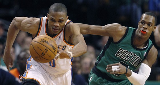 Russell Westbrook (vlevo) z Oklahoma City uniká Rajonu Rondovi z Bostonu.