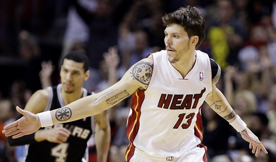 Mike Miller z Miami slaví ko proti San Antoniu.