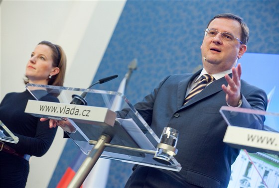 Petr Neas (ODS) a Karolína Peake (VV) bhem tiskové konference po jednání