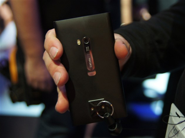 Nokia Lumia 900 na stánku spolenosti na veletrhu CES